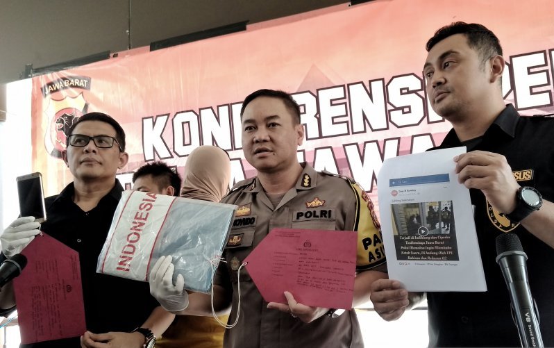 Kabid Humas Polda Jabar Kombes Trunoyudo Wisnu Andiko memperlihatkan barang bukti penyebar berita bohong di Mapolda Jabar, Jalan Soekarno Hatta, Kota Bandung, Selasa 23 April 2019. (Foto: Antara/Bagus Ahmad Rizaldi)