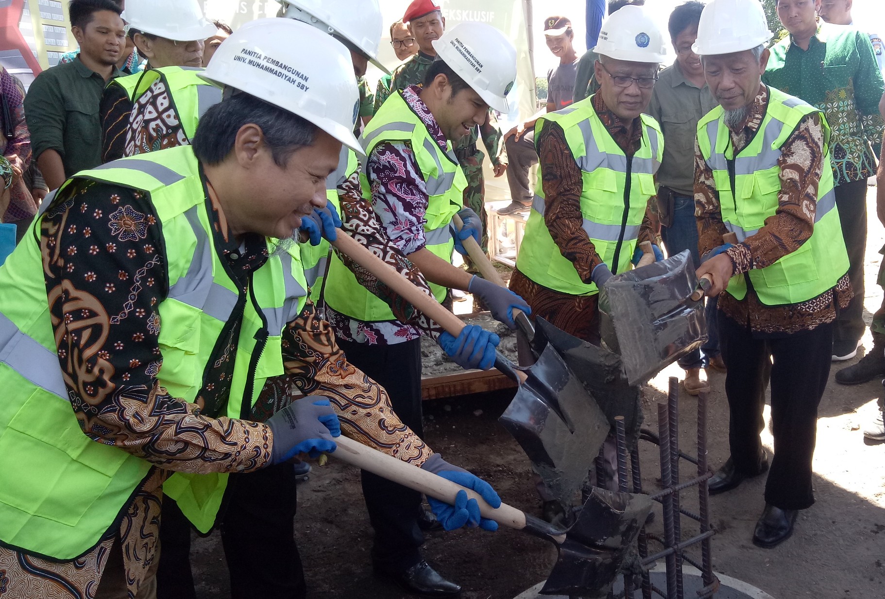 Upacara peletakan batu pertama pembagunan gedung At-Ta'awun di UMSurabaya  oleh rektor UMSurabaya, Dr. dr. Sukodiono, MM. Bersama Wakil Gubernur Jawa Timur, Emil Elestianto Dardak dan Dr. Haedar Nashir, M.Si, ketua PP Muhammadiyah. (Foto: Pita/ngopibareng.id)