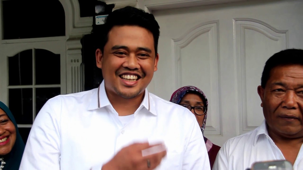 Bobby Nasution, suami Kahiyang Ayu sekaligus menantu Presiden Jokowi, saat bersama Dahlan Hasan Nasution.