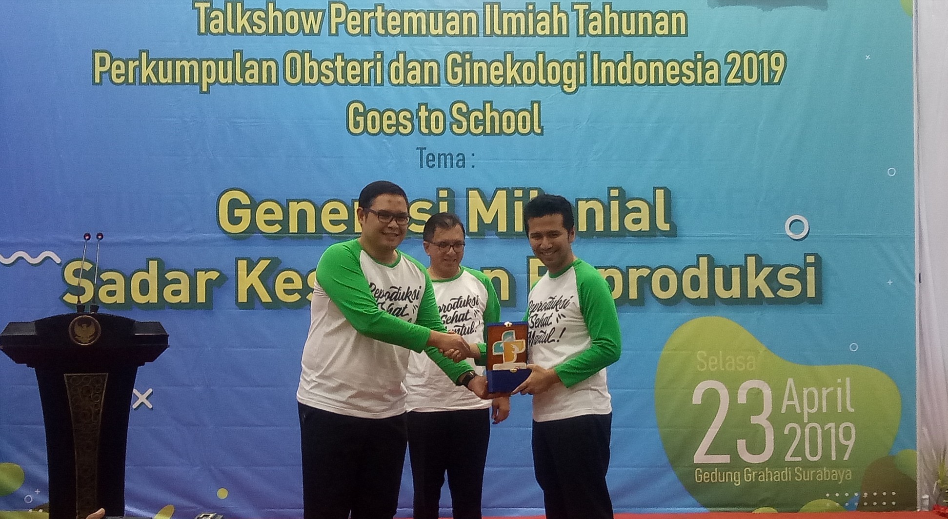 Ketua POGI Surabaya, Dr dr Brahmana Askandar, SpOG (K) memberikan cenderamata kepada Wakil Gubernur Jawa Timur, Emil Elistianto Dardak dalam acara talkshow 'Generasi Milenial Sadar Kesehatan Reproduksi' di Gedung Grahadi Surabaya. (Foto: Pita/ngopibareng.id)