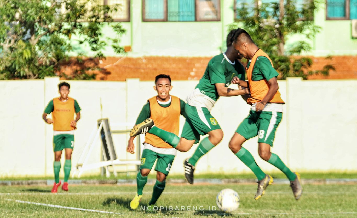 Skuat Persebaya saat latihan di lapangan Jenggolo, Sidoarjo, Selasa 23 April 2019. (foto: Haris/ngopibareng)