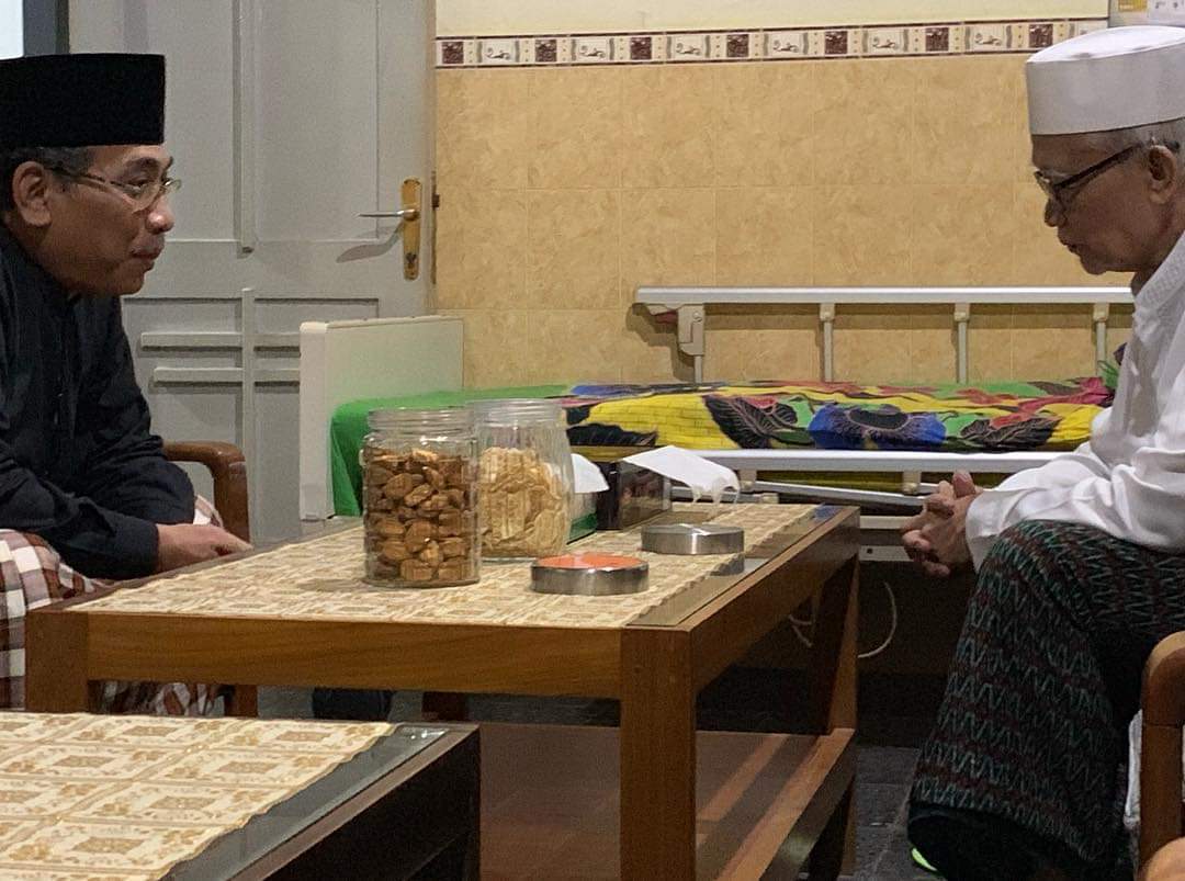 KH Yahya Cholil Staquf ketika bersilaturahmi dengan KH M Anwar Manshur di Lirboyo Kediri. (Foto: ist/ngopibareng.id)