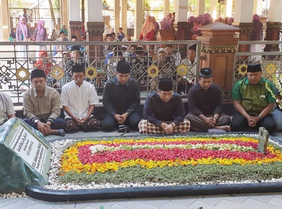 KH Yahya Cholil Staquf ketika berziarah ke makam tiga Pahlawan Nasional di Kompleks Pesantren Tebuireng Jombang. (Foto: ist/ngopibareng.id)
