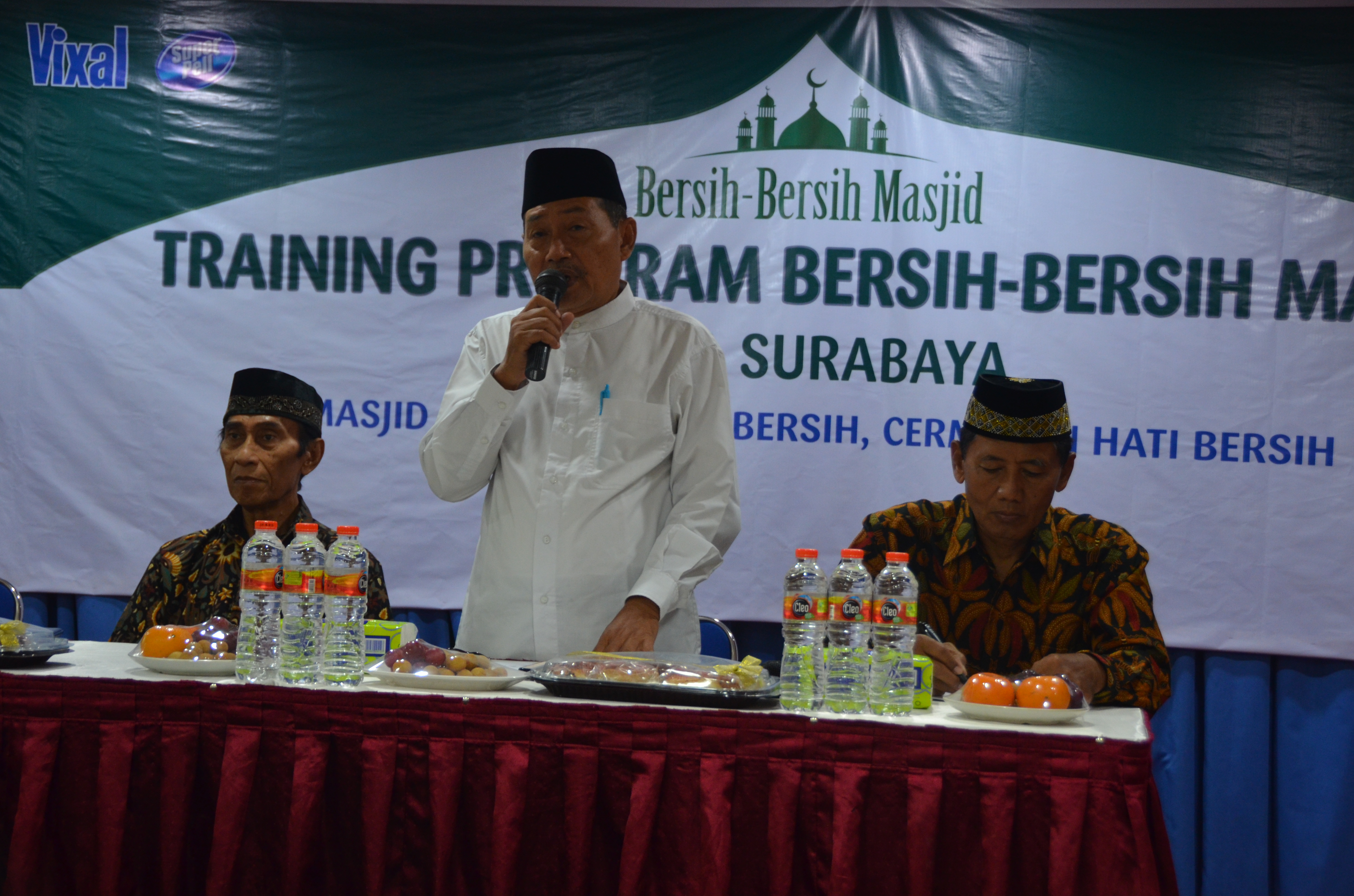 Ketua PP DMI Bidang Sosial Kemanusiaan dan Kesejahteraan Umat, Drs. H. Andi Mappaganty, M.M. (kiri) dan Roni Sya'roni dari Spektra Surabaya (tengah). (Foto: riadi/ngopibareng.id)