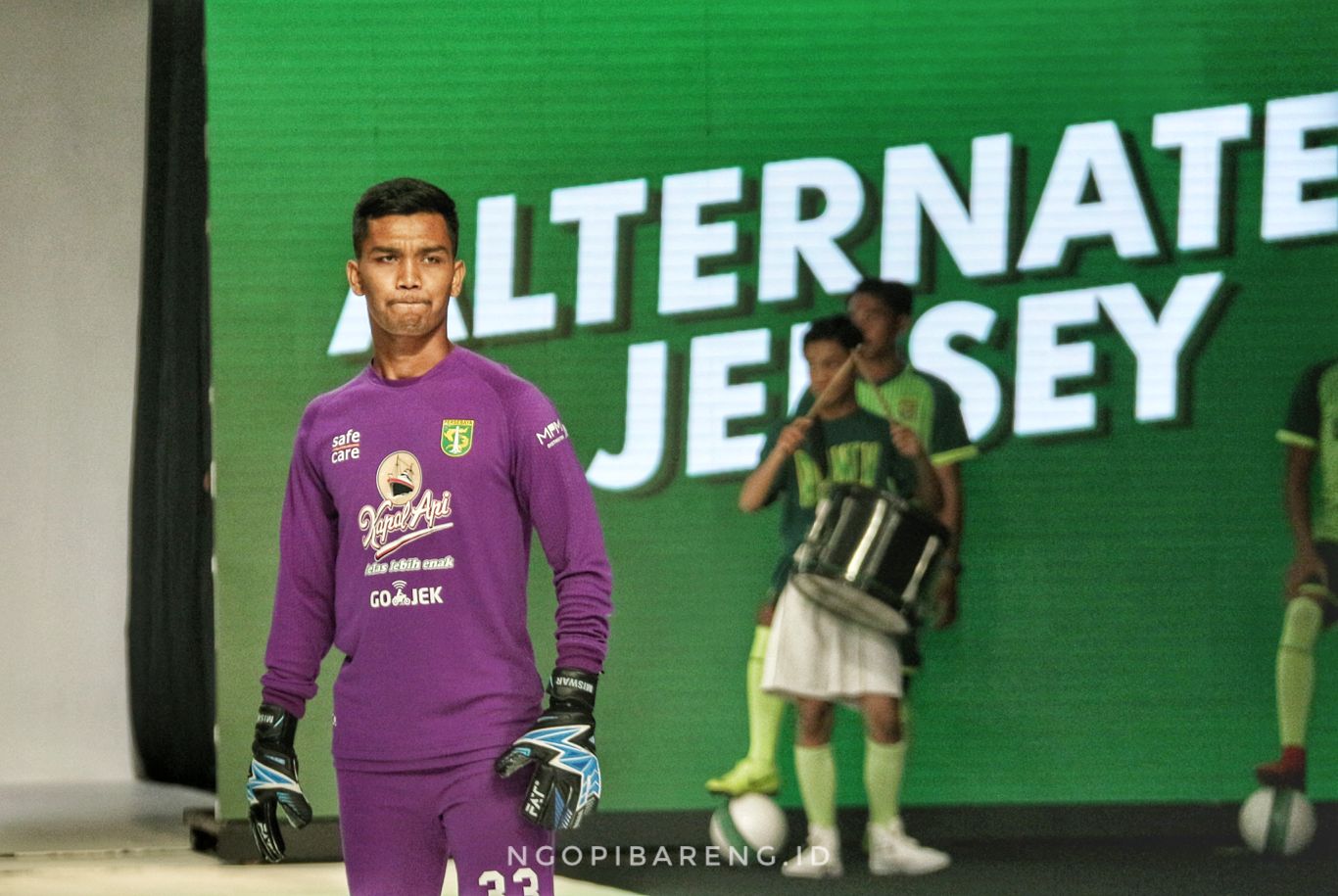 Kiper Persebaya, Miswar Saputra kenalkan jersey Alternate untuk kiper. (foto: Haris/ngopibareng.id)