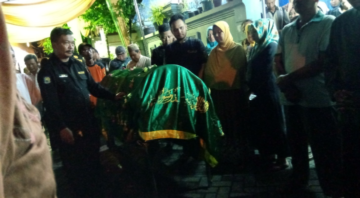 Suasana rumah duka Sunaryo, di Kapas Madya, Surabaya, Rabu, 24 April 2019. (Foto: Farid/ngopibareng.id) 