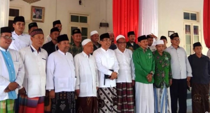 KH Yahya Cholil Tsaquf bersama ulama dan kiai PCNU se-Madura. (Foto: nu for ngopibareng.id)