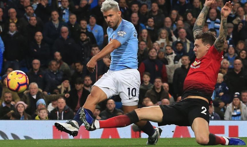 Striker Manchester City, Sergio Aguero melepaskan tendangannya ke gawang Manchester United. (Foto: Twitter