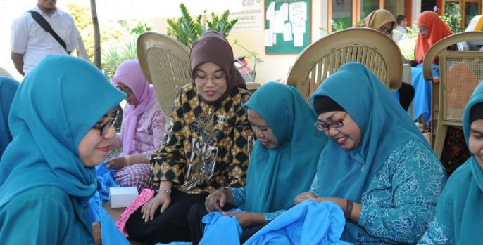 Puluhan ibu-ibu PKK Kecamatan Beji mengikuti pelatihan pembuatan kerajinan dan suvenir