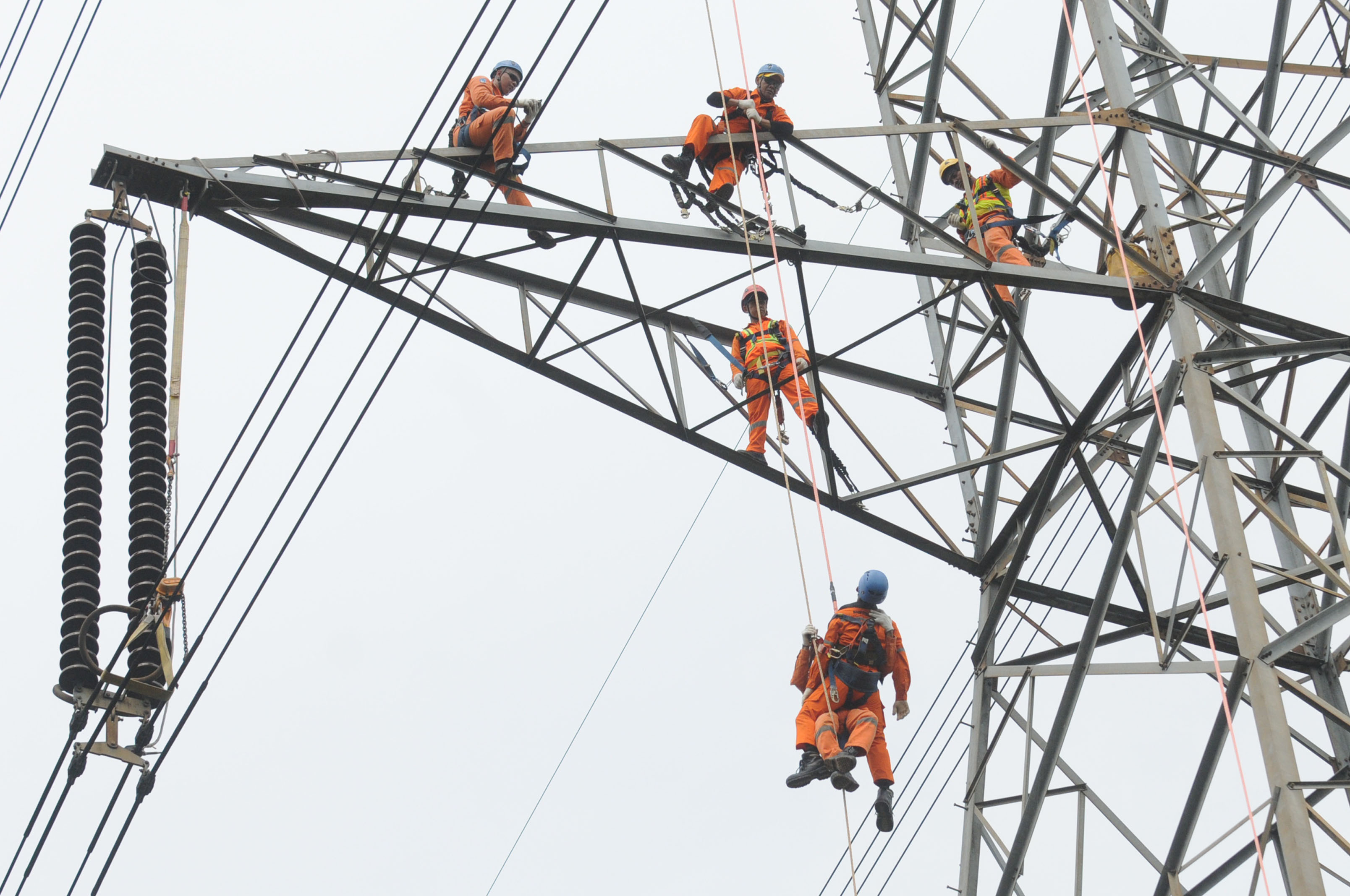 Ilustrasi pekerja PLN memasang saluran tegangan tinggi. (Foto: dok/antara)