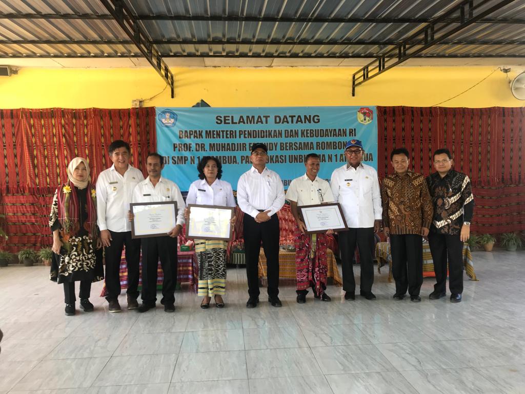 Mendikbud Muhadjir Effendi  saat menyerahkan bantuan pengembangan pendidikan di NTT. ( Foto: BKLM Kemdikbud)