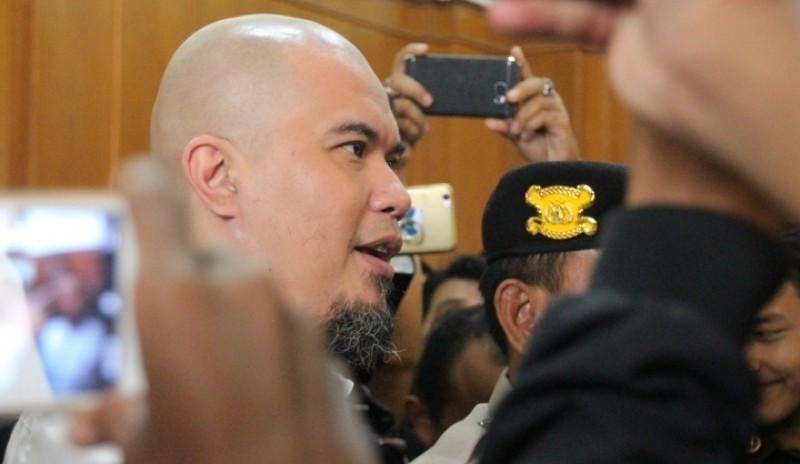 hmad Dhani Prasetyo, usai menjalani sidang di PN Surabaya. (Foto: Farid/ngopibareng.id)