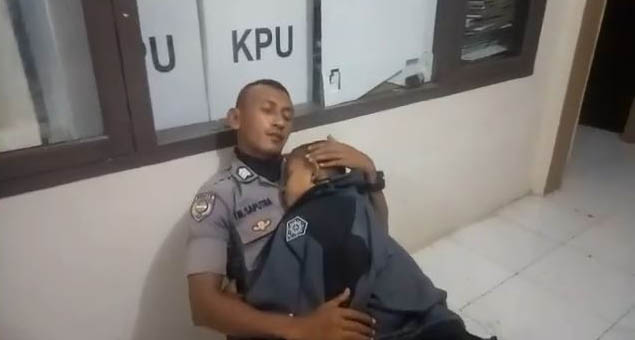 Tangkapan layar Brigadir T Murizal Saputra sedang momong anaknya. (Foto: Facebook)