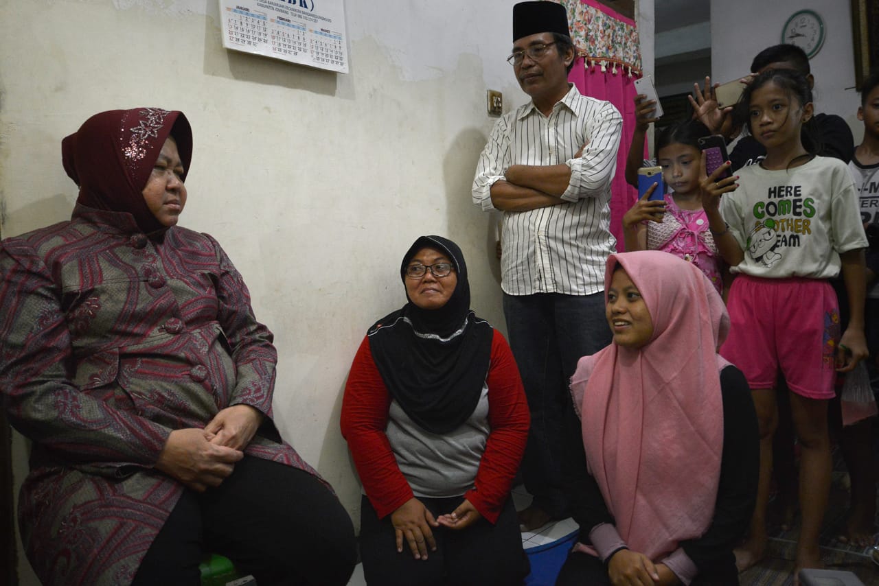 Risma saat takziyah ke rumah almarhum Badrul, Jumat 26 April 2019. (Foto: Alief/ngopibareng.id)