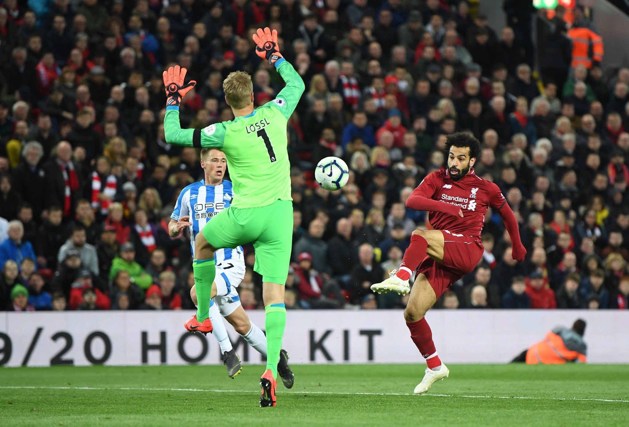 Mohamed Salah saat mencetak gol ketiga untuk Liverpool. (Foto: Twitter @Liverpool)