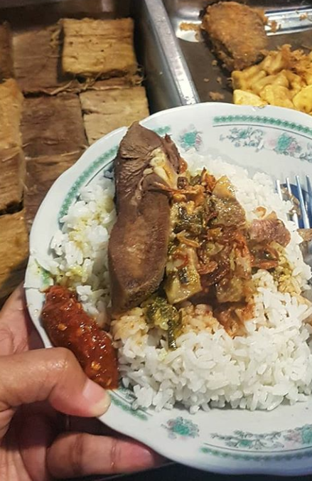 Jangan biarkan menunggu kalau selera sudah di kepala, ambil sepeda motor, keluarkan mobil dari garasi, ambil ponsel dengan aplikasi, wussss segera beli ya. (Foto:Istimewa/Happy Suhadi Instagram)