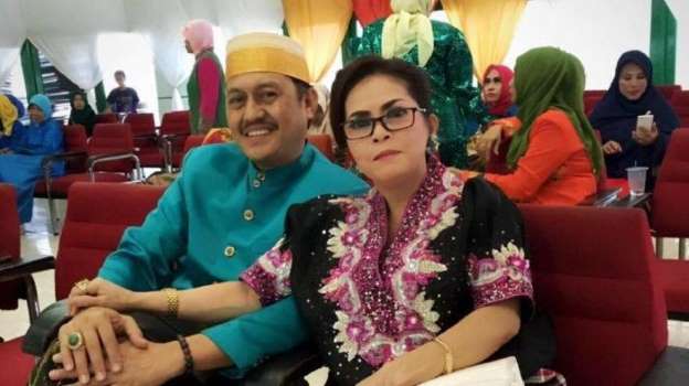 Pasangan Prof. Dr. Rakhmat MS dan Hendrawati Haning S.E, M.Si, orang tua Fadel Islami.