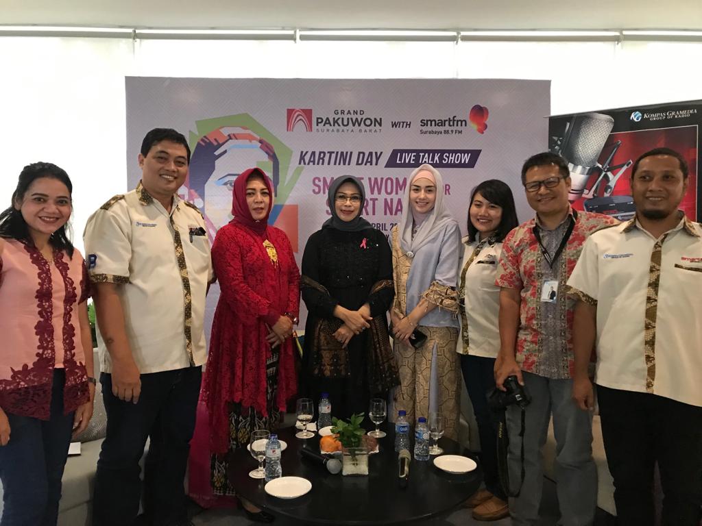 Fatma Saifullah Yusuf (empat kanan) saat peringatan hari Kartini di Grand Pakuwon. (Foto: Fatma Foundation)
