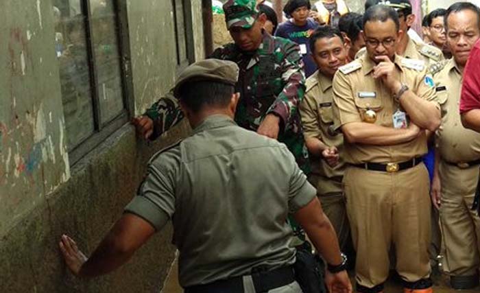 Gubernur DKI Anies Baswedan meninjau kawasan banjir di wilayah DKI, hari ini. (Foto:Merdeka.Com)