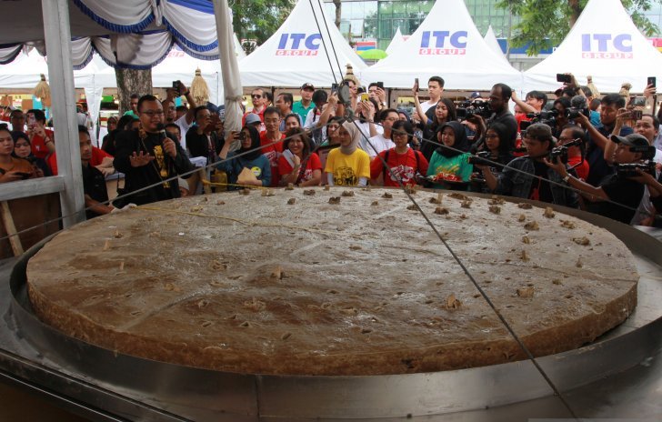 Bakso gepeng terbesar di dunia. (Foto: (Foto: Antara/Muhammad Iqbal)