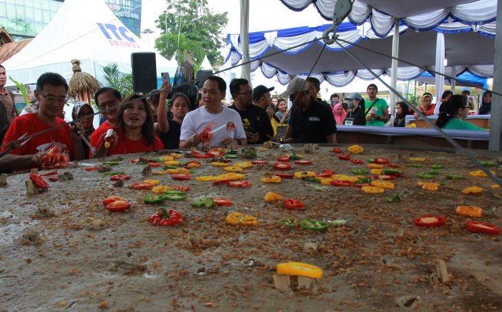 Bakso gepeng terbesar di dunia. (Foto: (Foto: Antara/Muhammad Iqbal)