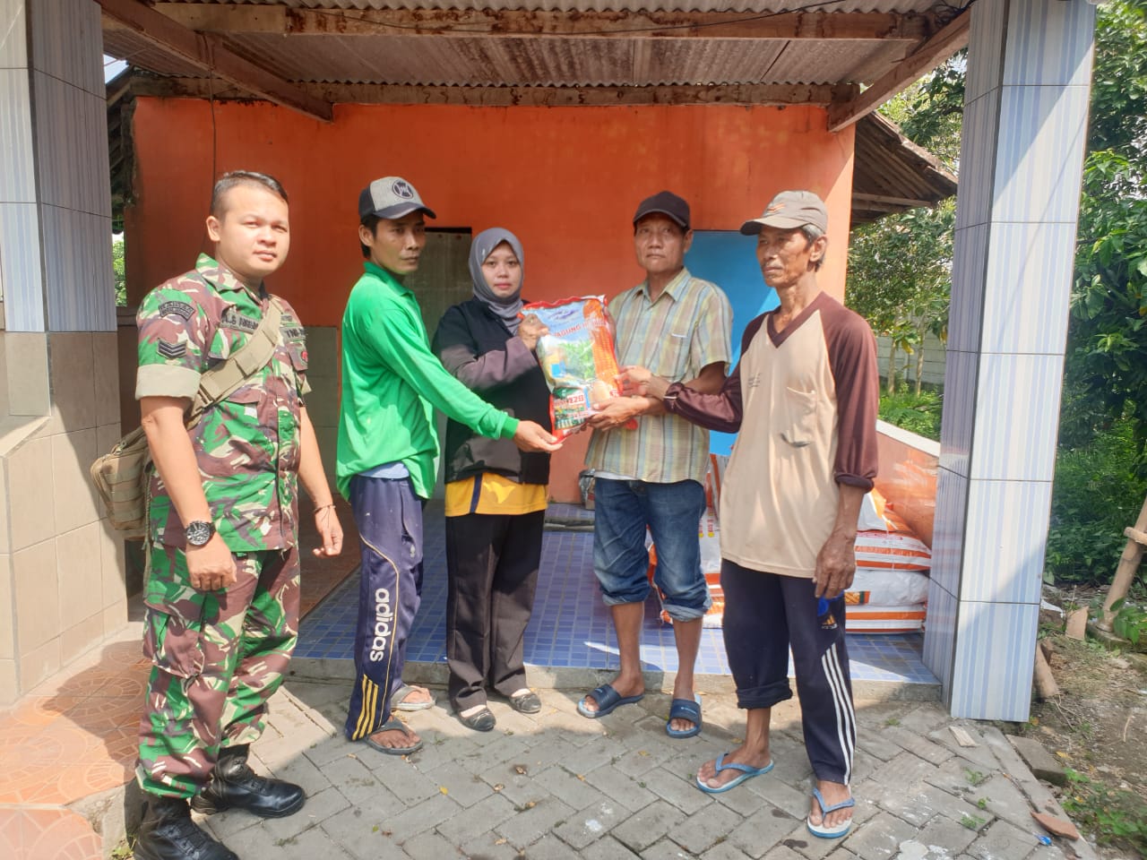 Babinsa Koramil 0815/04 Puri Serka Ahmad Shohibul Akbar Mendampingi Pendistribusian Benih Jagung