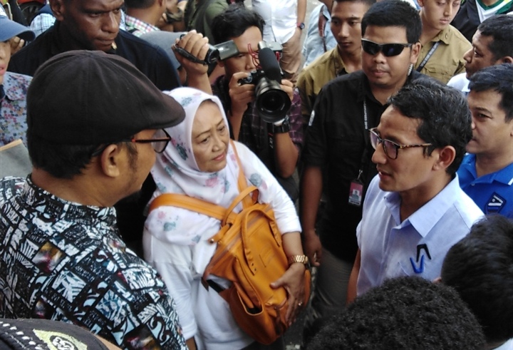 Sandi memantau jalannya rekapitulasi suara tingkat PPK, Kecamatan Wonokromo, di GOR Pancasila, Surabaya, Sabtu, 27 April 2019. (Foto: Farid/ngopibareng.id) 