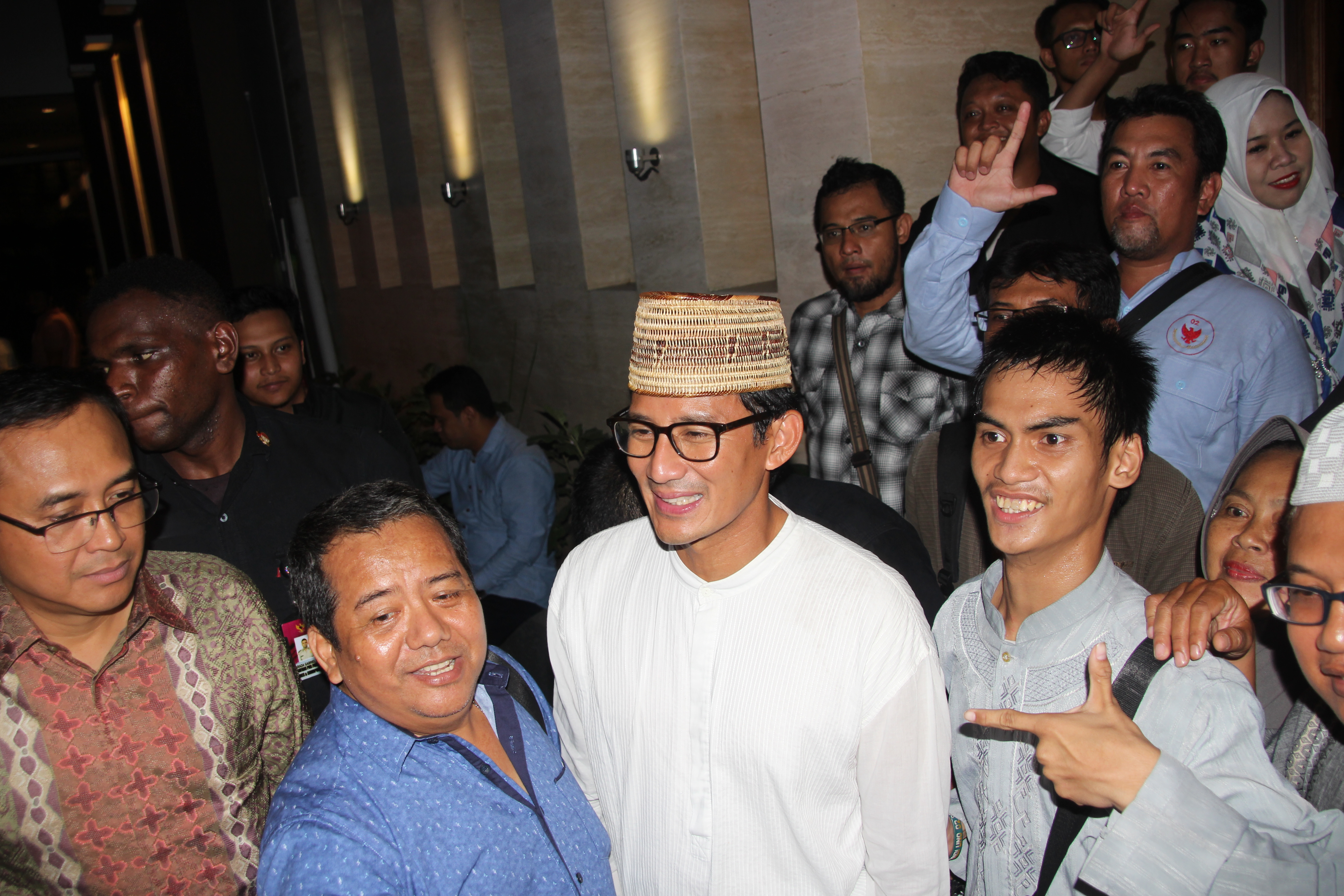 Sandiaga saat mengunjungi para relawan di Rumah Siap Kerja kawasan Gayungsari Surabaya. (Foto: Faiq/Ngopibareng)