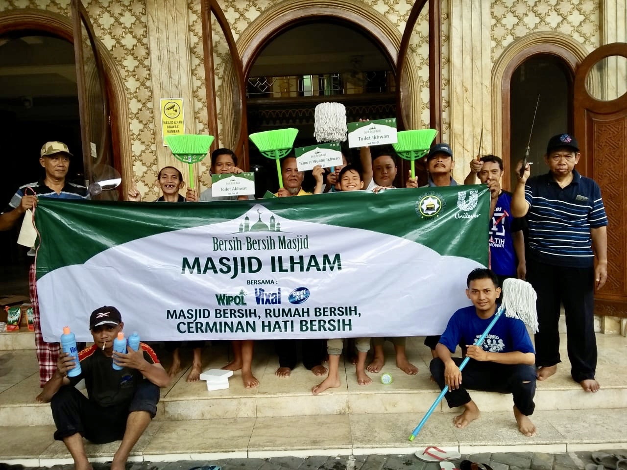 Mejeng dulu sebelum Kerja Bakti Bersih-Bersih Masjid di Surabaya. (Foto istimewa)