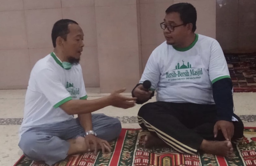 Syamsul Hudaya dan Mohammad Syaiful, Takmir Masjid Al-Huda Sidoresmo.