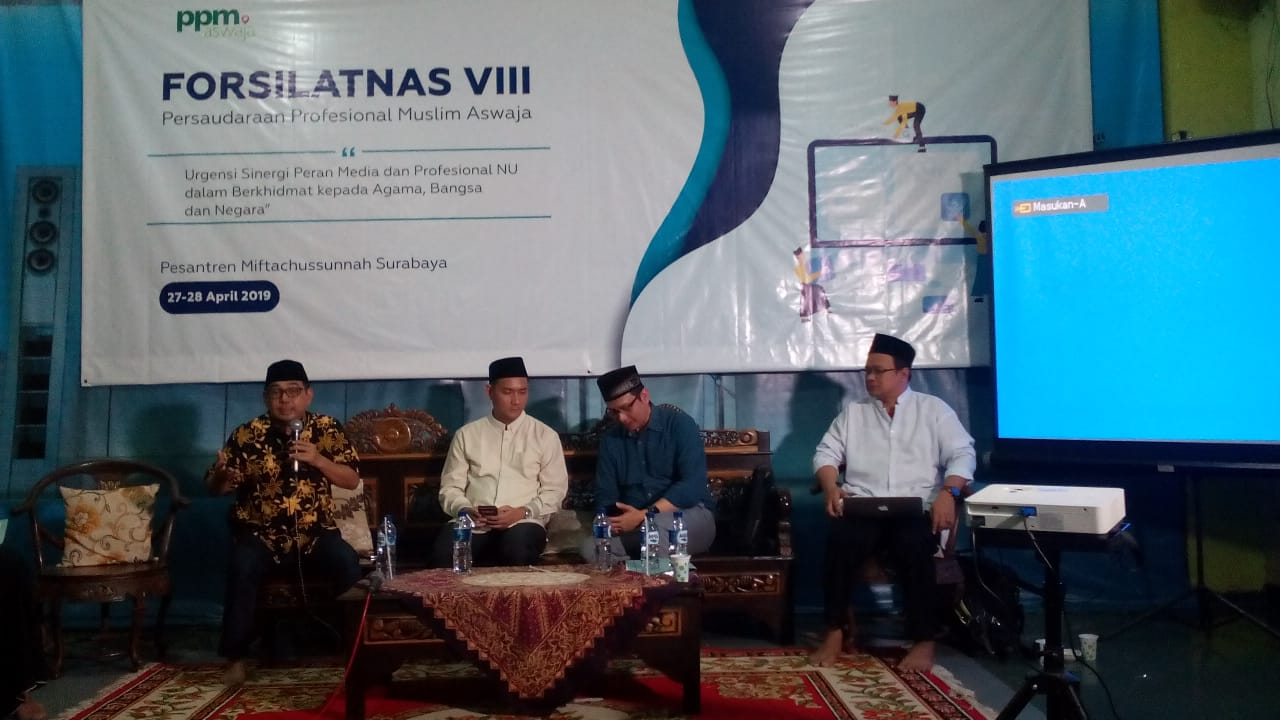 Arif Afandi, CEO ngopibareng.id, di antara pembicara dalam Silatnas VIII PPM Aswaja di Surabaya. (Foto: nu for ngopibareng.id)