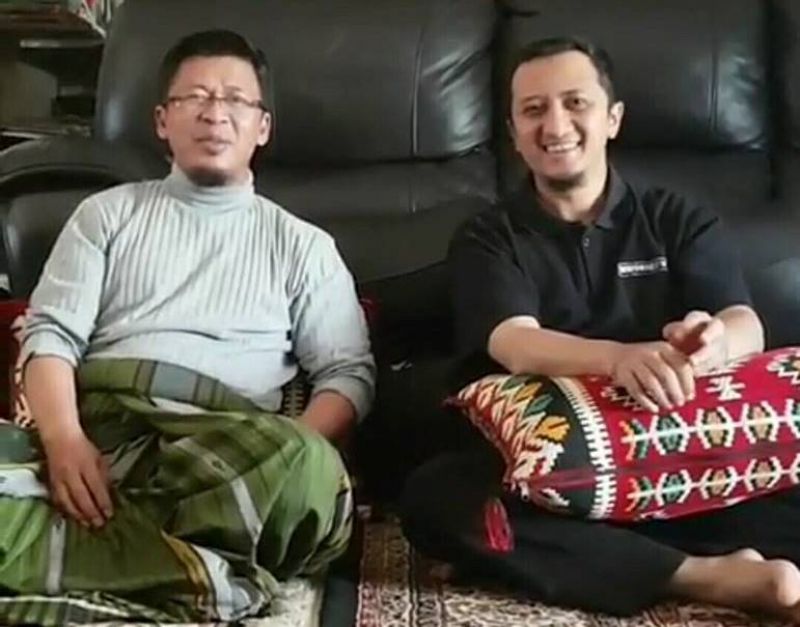 Bersama jemaahnya, Ustadz Yusuf Mansur menggelar salat gaib untuk ibunda Aa Gym.