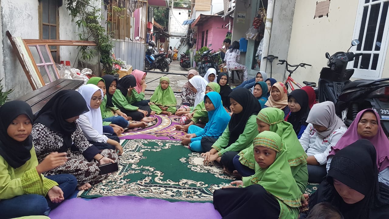 Tradisi Assyfa jelang bulan ramadhan bagi-bagi sembako untuk yatim piatu. (Foto: Asmanu/ngopibareng.id)