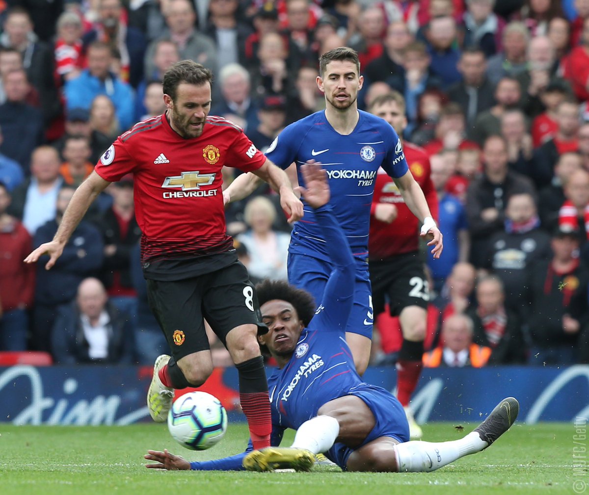 Juan Mata dan Willian dalam pertandingan semalam. (Foto : Twitter/@ManUtd)