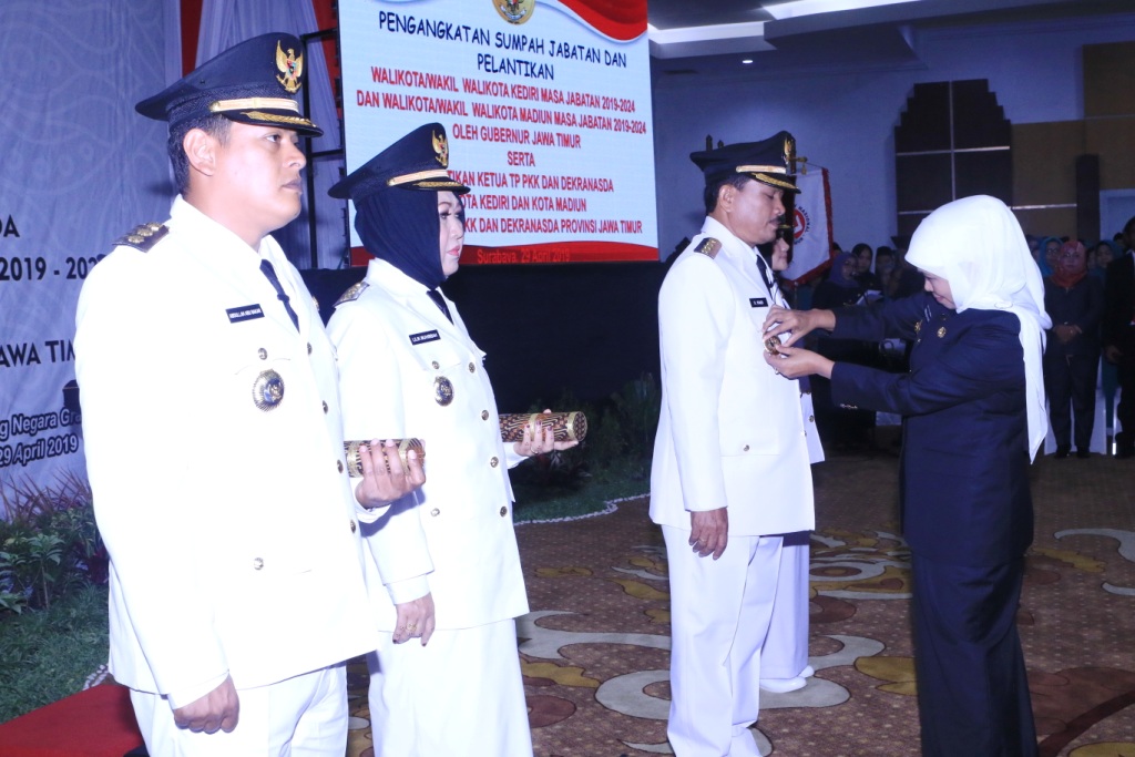 Gubernur Jawa Timur Khofifah Indar Parawansa resmi melantik Wali Kota dan Wakil Wali Kota Kediri Abdullah Abu Bakar dan Lilik Muhibah, serta Wali Kota dan Wakil Wali Kota Madiun Maidi dan Inda Raya Ayu, di Gedung Grahadi, Senin, 29 April 2019. (Foto: Farid/ngopibareng.id)