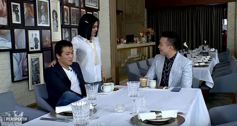 Reino Barack ditemani sang istri, Syahrini, saat ngobrol bareng Robert Harianto dari Perspektif Metro TV. (Foto: Capture YouTube Perspektif Metro TV).