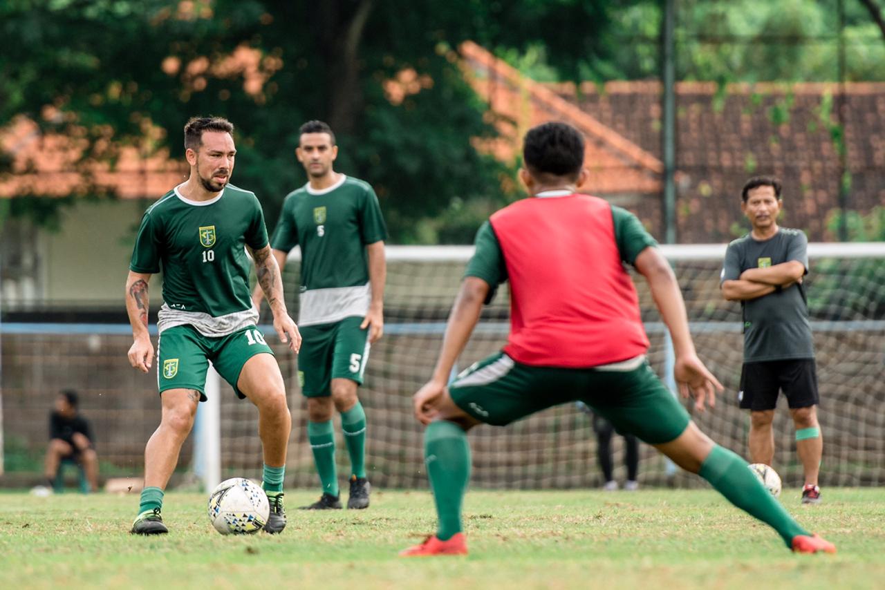 Suasana latihan tim Persebaya di Bali. (Foto: Istimewa)