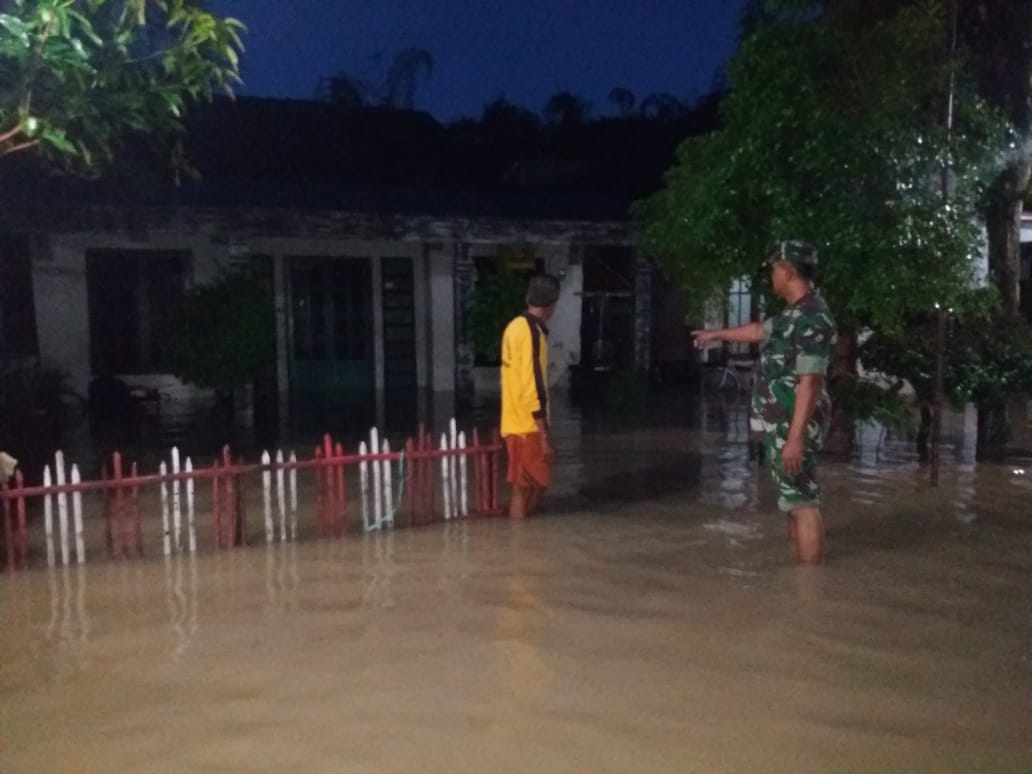 Babinsa Koramil 0815/08 Dawarblandong Bersama Perangkat Saat Di Lokasi Banjir 