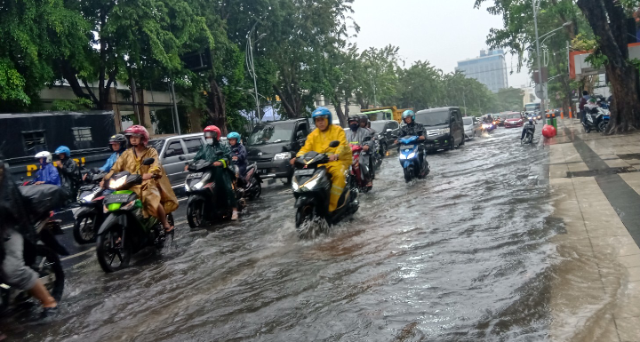 Genangan Air di Jalan Urip Sumoharjo, Surabaya, Senin 29 April 2019. (Foto: Farid/ngopibareng.id) 