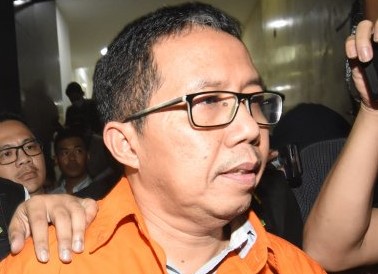 Mantan Plt Ketua Umum PSSI Joko Driyono (mengenakan rompi tahanan)