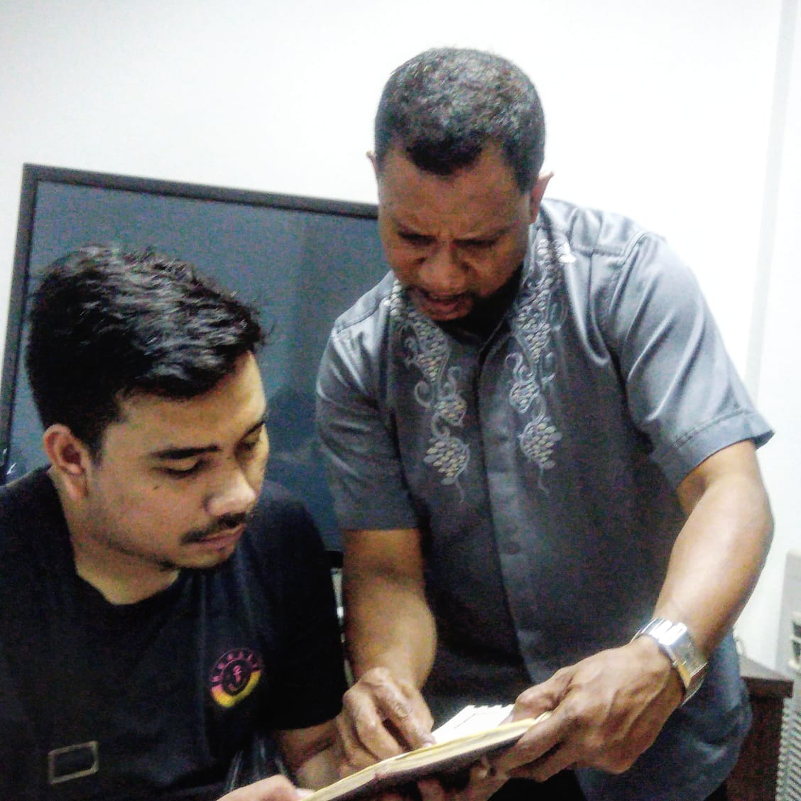 Pembimbing mualaf Masjid Agung Sunda Kelapa Menteng Jakarta Pusat, Agustinus Christoper Keynama (berdiri) memberikan penjelasan kepada seorang mualaf. (Foto: Asmanu/ngopibareng.id)