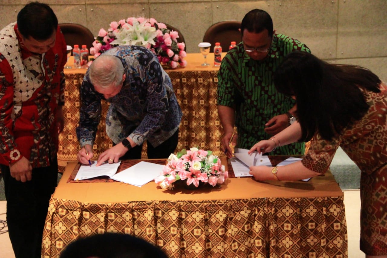 Penandatanganan MoU, Mark Billington, FCA dari ICAEW Regional Director for South East Asia, dan Dr Lodovicus Lasdi, MM., Ak, CA, CPAI, pada Selasa, 30 April 2019. (Foto: istimewa)