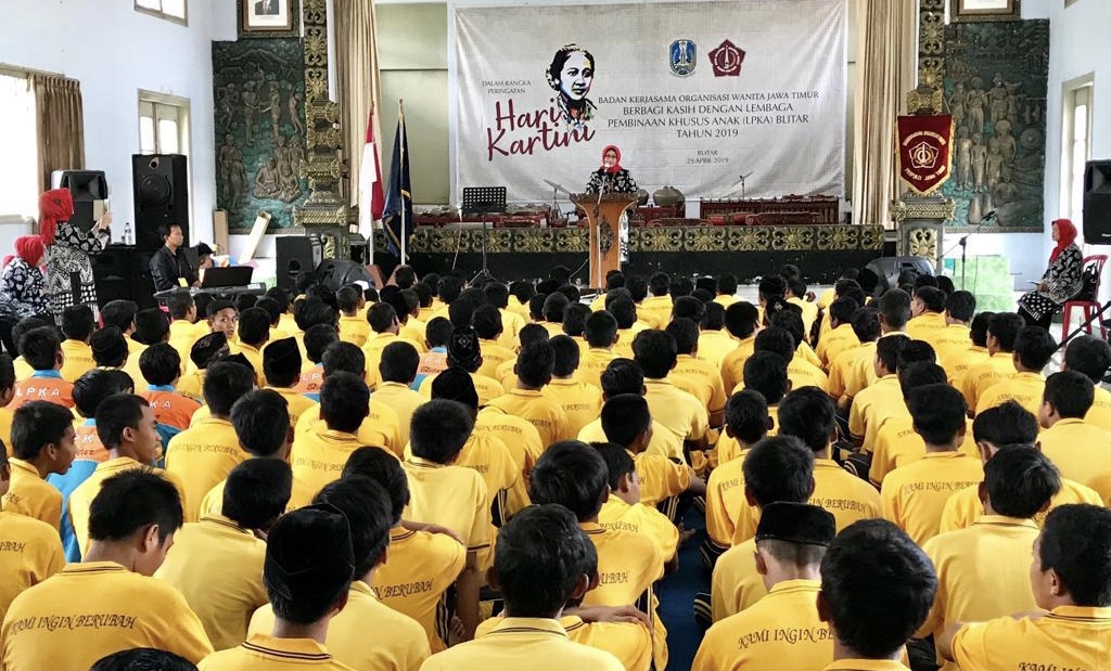 Ketua Umum BKOW Jatim, Fatma Saifullah Yusuf saat menyemangati anak pembinaan di LPKA Anak. (Foto: Istimewa)