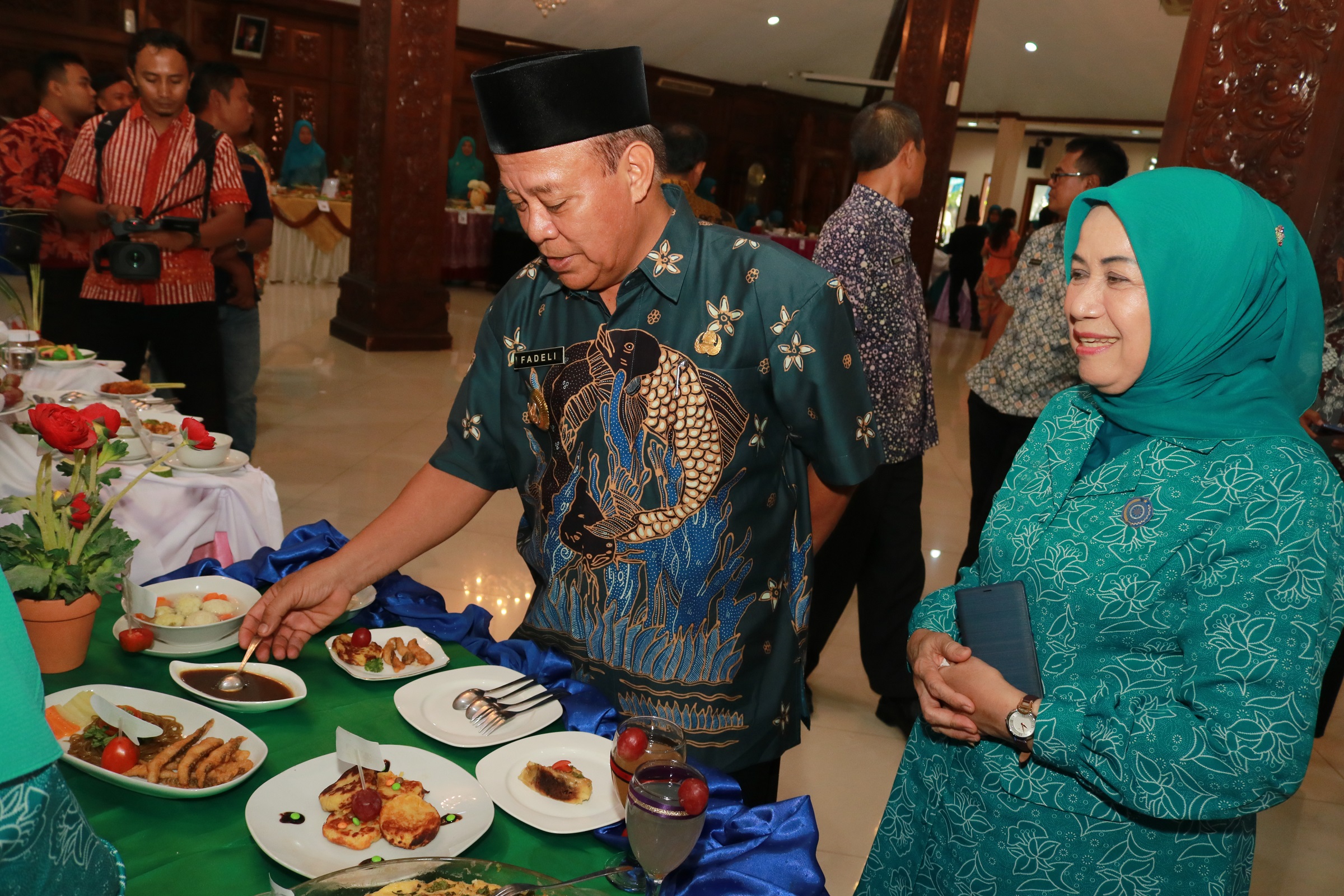 Bupati Fadeli di lomba masak menu ikan (Foto:Totok/ngopibareng.id)