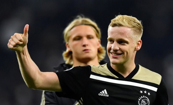 Gelandang Ajax Donny van de Beek mengacungkan jempol ke arah suporter timnya seusai mengalahkan Tottenham Hotspur 1-0 dalam laga pertama semifinal Liga Champions di Stadion Tottenham Hotspur, London, Inggris, Rabu, 1 Mei 2019. (Foto: Reuters)