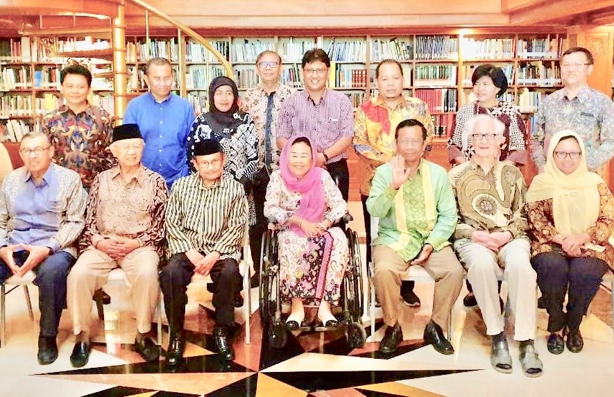 Sejumlah tokoh usai berdiskusi dengan Presiden BJ Habibie. (Foto: Twitter)