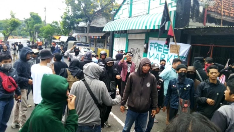 Kericuhan peringatan May Day, di Surabaya, Rabu 1 Mei 2019. (Foto: Farid/ngopibareng.id) 