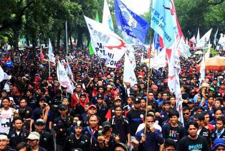 Massa buruh gagal menembus Istana Merdeka. Langkah mereka terhenti di patung kuda .jalan menuju Istana diblokade dengan kawat berduri. ( foto; asmanu/ngopibareng.id)