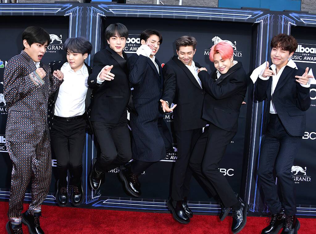 BTS selain memperebutkan trofi juga berkesempatan tampil membawakan lagu barunya Boy With Luv bersama rekan duetnya, Halsey.