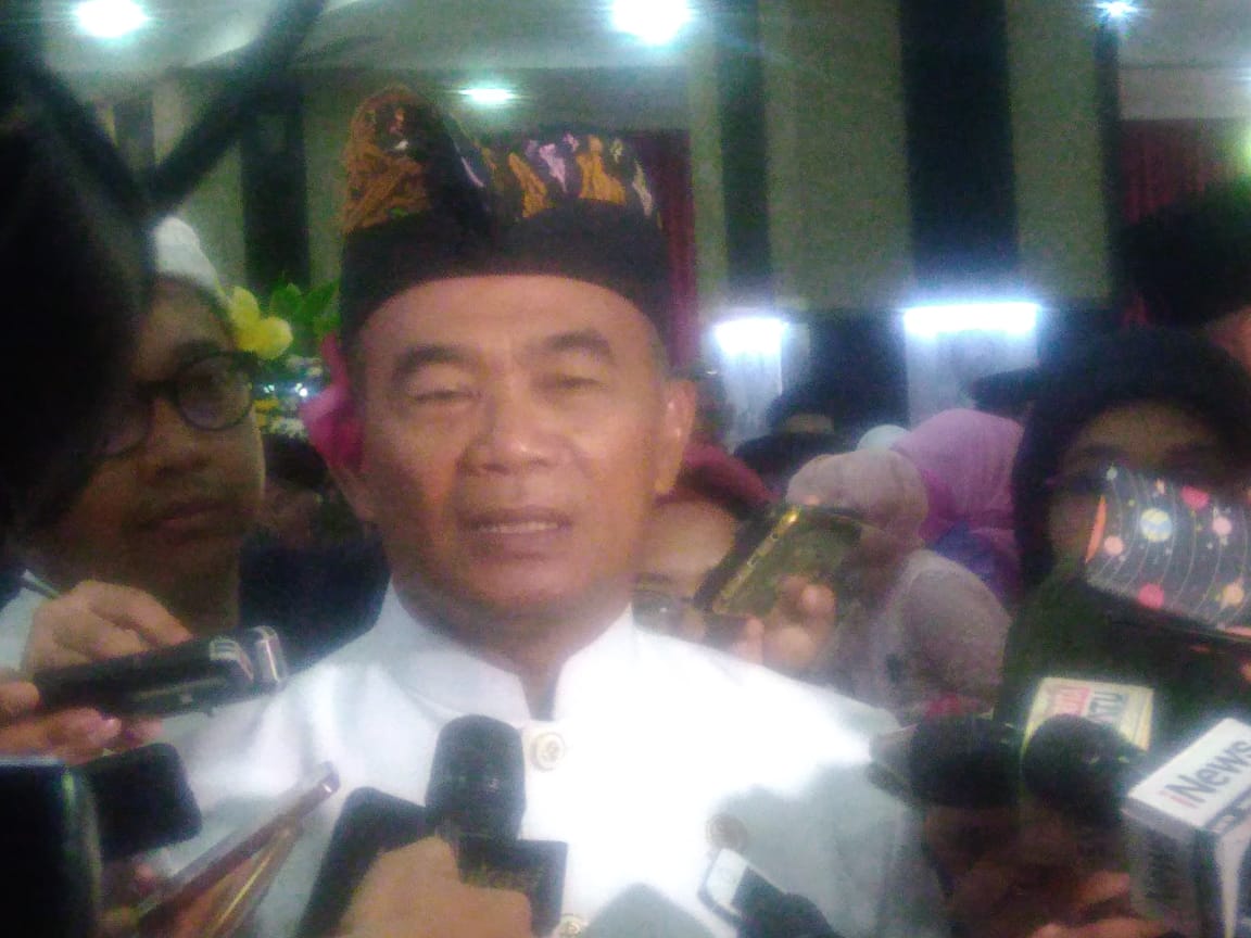 Mendikbud Muhadjir Effendy memilih pakaian daerah Bali, saat upacara Hari Pendidikan Nasional 2019. (Foto: Asmanu/ngopibareng.id)